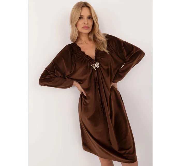 Šaty DHJ SK model 20546691 hnědé - FPrice Šaty DHJ SK model 20546691 hnědé - FPrice