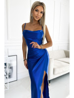Dlouhé saténové šaty s rozparkem Numoco DIANE - chrpově modrá