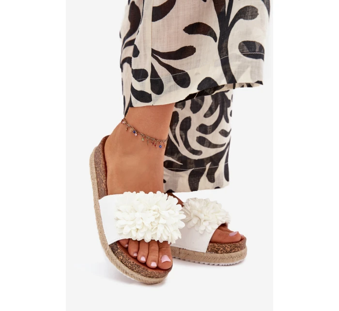 Dámské pantofle na platformě s ozdobnými květinami – bílé