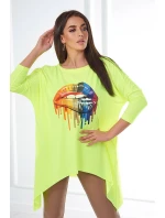 Oversize halenka s model 21753002 potiskem rtů žlutá neonová - K-Fashion Oversize halenka s model 21753002 potiskem rtů žlutá neonová - K-Fashion