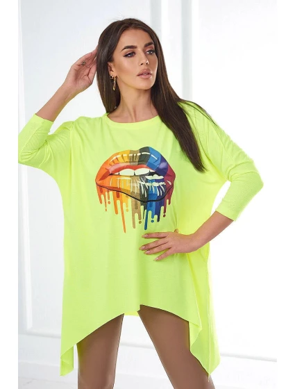 Oversize halenka s model 21753002 potiskem rtů žlutá neonová - K-Fashion Oversize halenka s model 21753002 potiskem rtů žlutá neonová - K-Fashion