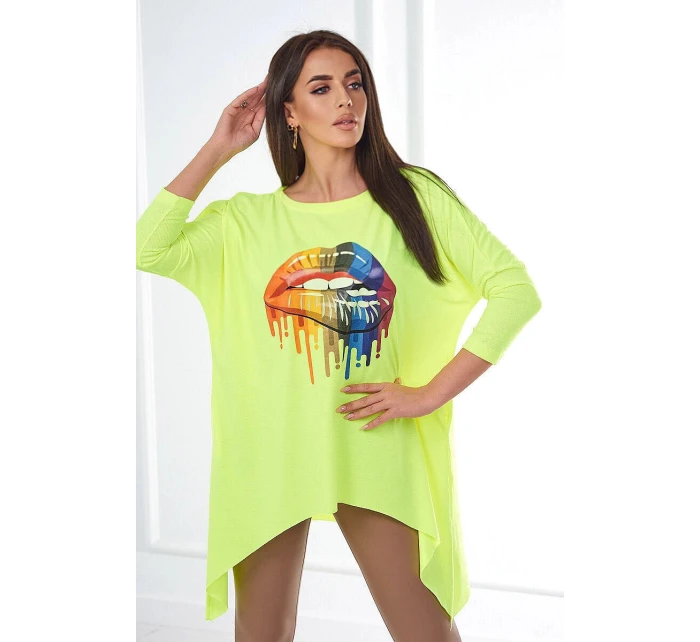 Oversize halenka s model 21753002 potiskem rtů žlutá neonová - K-Fashion Oversize halenka s model 21753002 potiskem rtů žlutá neonová - K-Fashion