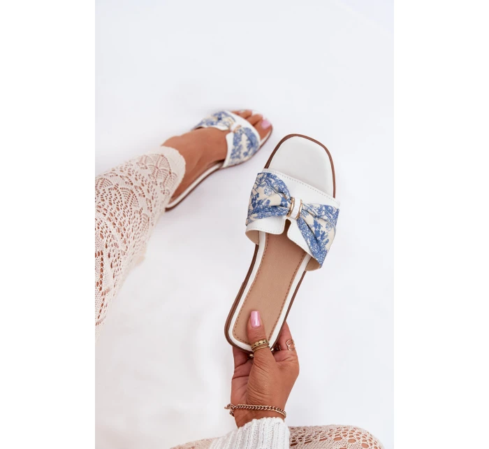 Dámské Pantofle Na Plochém Podpatku S Mašlí Bílé model 21702412 - Boto Dámské Pantofle Na Plochém Podpatku S Mašlí Bílé model 21702412 - Boto