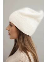 Dámská zimní čepice s vlnou a jemnou výzdobou ecru