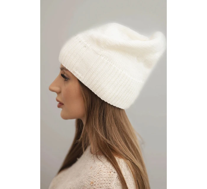 Dámská zimní čepice s vlnou a jemnou výzdobou ecru