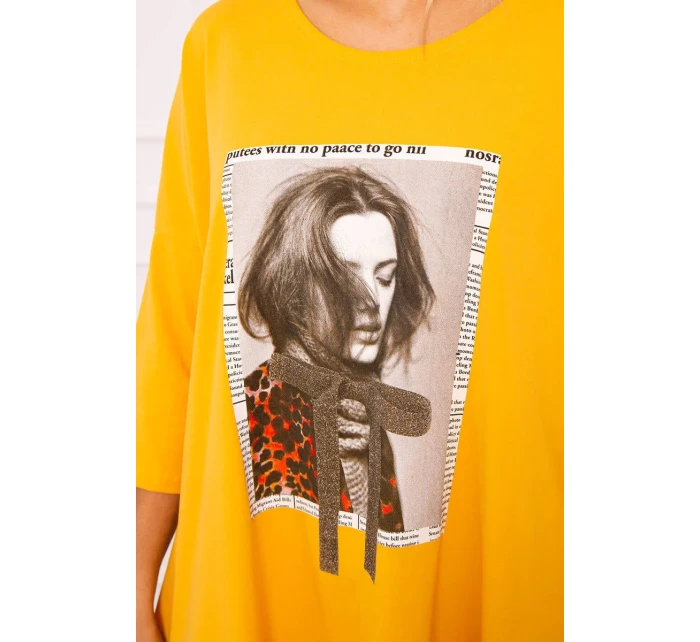 Šaty s potiskem a rozšířeným spodním dílem v hořčicové barvě Šaty s potiskem a rozšířeným spodním dílem v hořčicové barvě