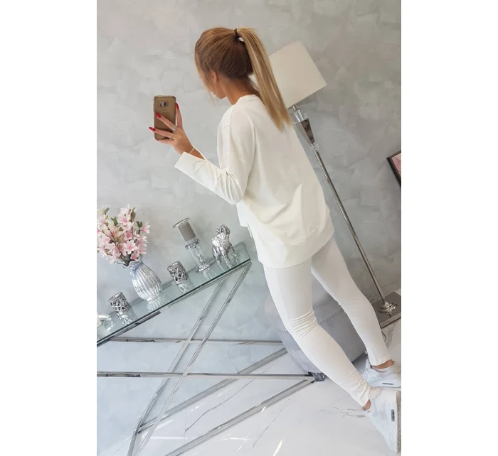 Souprava s oversize halenkou v barvě ecru