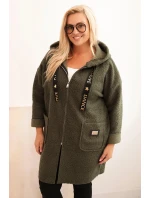 Dámský plášť Plus Size z umělé model 21297036 látky s kapucí a kapsami khaki - K-Fashion Dámský plášť Plus Size z umělé model 21297036 látky s kapucí a kapsami khaki - K-Fashion
