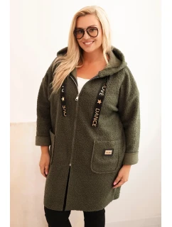 Dámský plášť Plus Size z umělé model 21297036 látky s kapucí a kapsami khaki - K-Fashion