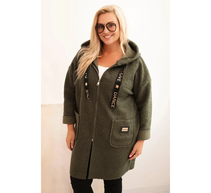 Dámský plášť Plus Size z umělé model 21297036 látky s kapucí a kapsami khaki - K-Fashion Dámský plášť Plus Size z umělé model 21297036 látky s kapucí a kapsami khaki - K-Fashion