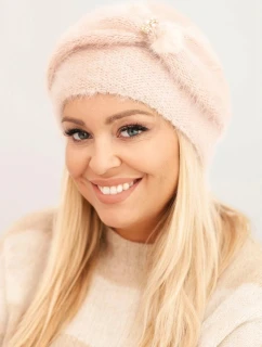 Dámská zimní čepice model 21441592 s ozdobou a kožešinou pudrově růžová - K-Fashion