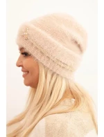 Dámská zimní čepice huňatá s perlami a ozdobným vzorem béžová