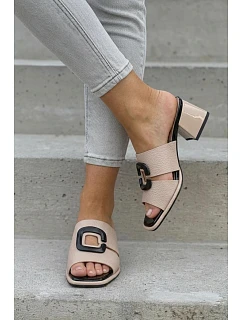 Dámské pantofle s výřezem a přezkou na podpatku model 22076973 Béžové - VINCEZA