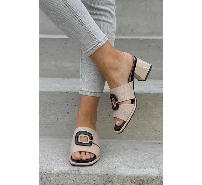 Dámské pantofle s výřezem a přezkou na podpatku model 22076973 Béžové - VINCEZA