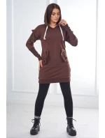 Šaty s ozdobnými volánky a kapucí v hnědé barvě Šaty s ozdobnými volánky a kapucí v hnědé barvě