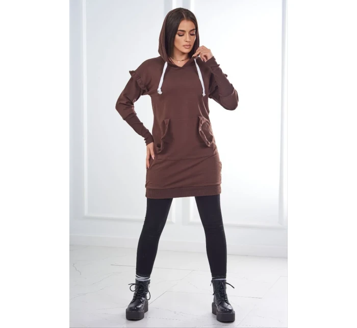 Šaty s ozdobnými volánky a kapucí v hnědé barvě Šaty s ozdobnými volánky a kapucí v hnědé barvě