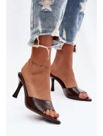 Lakované dámské nazouváky na podpatku čokoládové model 21918908 - Boto Lakované dámské nazouváky na podpatku čokoládové model 21918908 - Boto