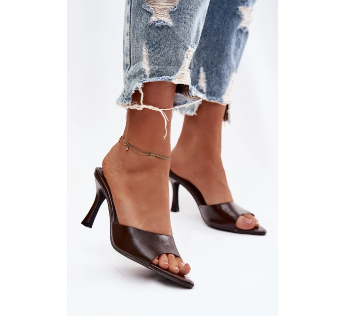 Lakované dámské nazouváky na podpatku čokoládové model 21918908 - Boto Lakované dámské nazouváky na podpatku čokoládové model 21918908 - Boto