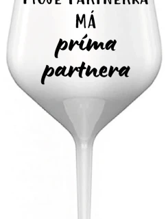 MOJE PARTNERKA MÁ PRÍMA PARTNERA - bílá nerozbitná sklenice na víno 470 ml