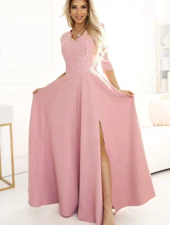 model 20982919 AMBER elegantní dlouhé krajkové šaty s výstřihem pudrově růžové - numoco