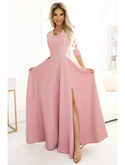 model 20982919 AMBER elegantní dlouhé krajkové šaty s výstřihem pudrově růžové - numoco