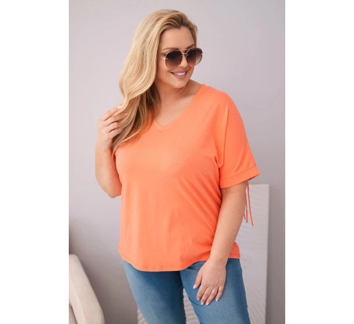 Dámská bavlněná halenka s výstřihem do V a třásněmi na zádech lososová