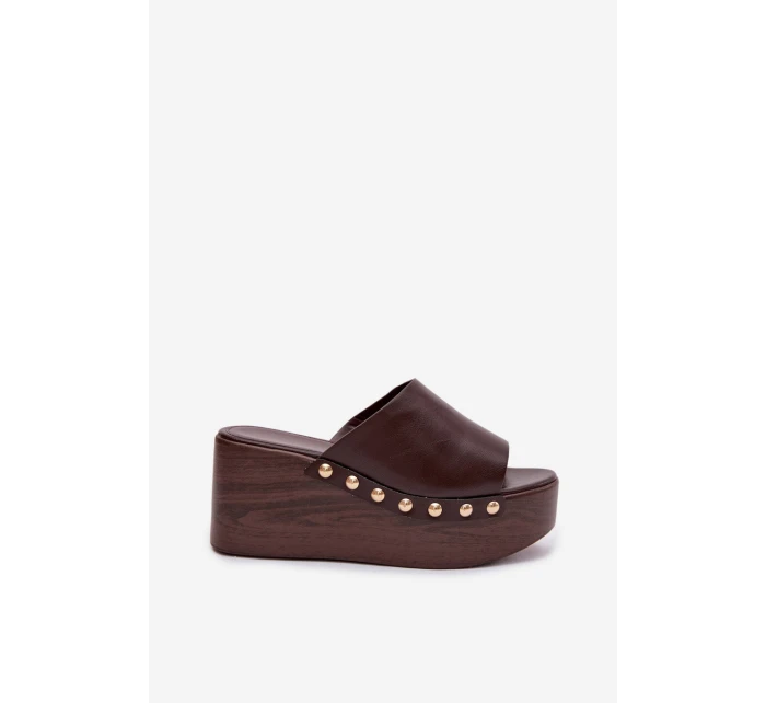 Dámské pantofle na platformě a platformě se zlatými knoflíky Čokoládové Farinelle