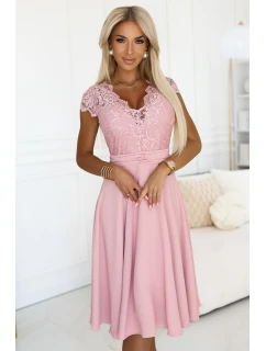 Lehké šifonové šaty s krajkovým výstřihem PINK model 21229563 - numoco