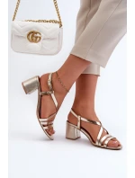 Sametové sandály na nízkém podpatku model 21661305 Zlaté - Maciejka