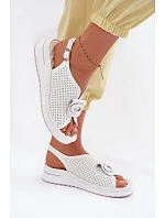Kožené dámské sandály s ozdobným detailem bílé Deliva