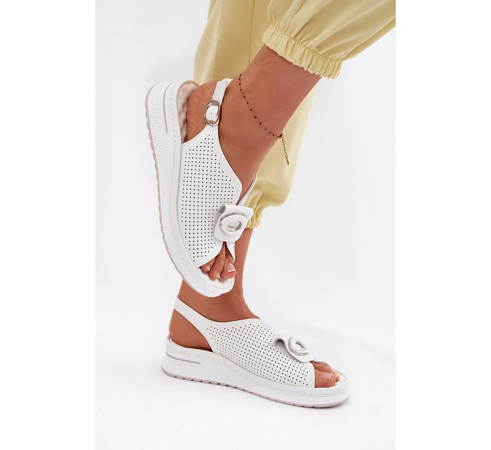 Kožené dámské sandály s ozdobným detailem bílé Deliva