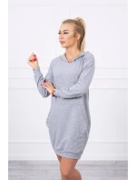 Šedé šaty s kapucí
