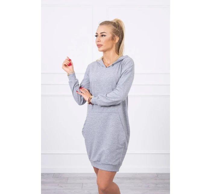 Šedé šaty s kapucí