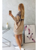 Velurové šaty s leopardím potiskem v béžové barvě