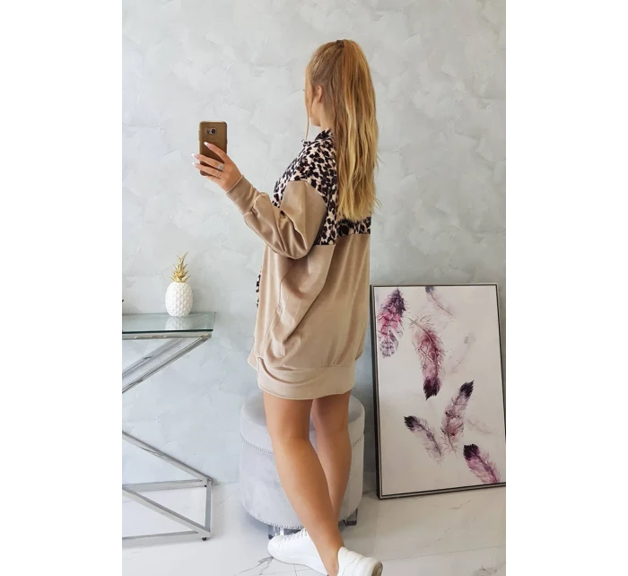 Velurové šaty s leopardím potiskem v béžové barvě Velurové šaty s leopardím potiskem v béžové barvě