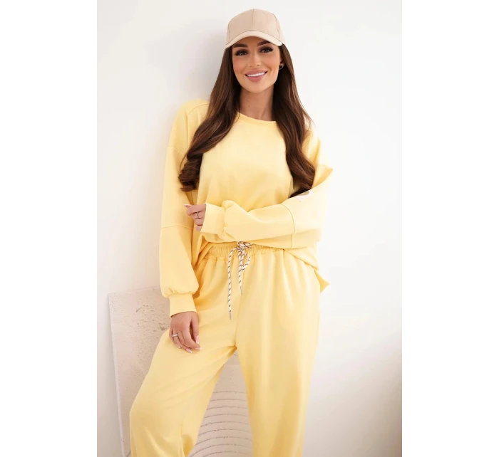 Dámský máslový komplet s volnou mikinou a kalhotami s nápisem LOVE žlutý