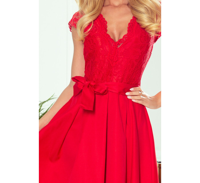 Červené dámské šaty s dekoltem a krajkou model 8262553 - numoco