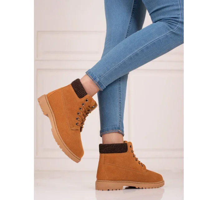 Stylové kotníčkové boty dámské hnědé na plochém podpatku Stylové kotníčkové boty dámské hnědé na plochém podpatku