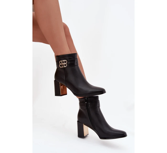 Dámské kotníkové boty na podpatku s páskem a zlatým detailem Černé model 21747817 - Boto Dámské kotníkové boty na podpatku s páskem a zlatým detailem Černé model 21747817 - Boto