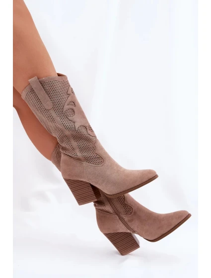 Dámské perforované kozačky ve stylu kovbojek na sloupkovém podpatku S.Barski – béžové, eko kůže Dámské perforované kozačky ve stylu kovbojek na sloupkovém podpatku S.Barski – béžové, eko kůže