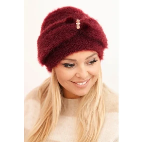 Dámská zimní čepice model 21441590 s ozdobou a kožešinou bordová - K-Fashion Dámská zimní čepice model 21441590 s ozdobou a kožešinou bordová - K-Fashion
