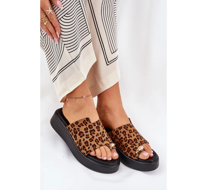 Dámské sandály na platformě a nízkém klínku s ozdobným detailem imitace leopardí kůže hnědé Saqesse