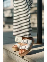 Dámské Pantofle Na Platformě S Přezkami model 21694057 Bílé - Lee Cooper