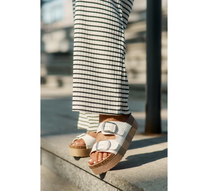 Dámské Pantofle Na Platformě S Přezkami model 21694057 Bílé - Lee Cooper