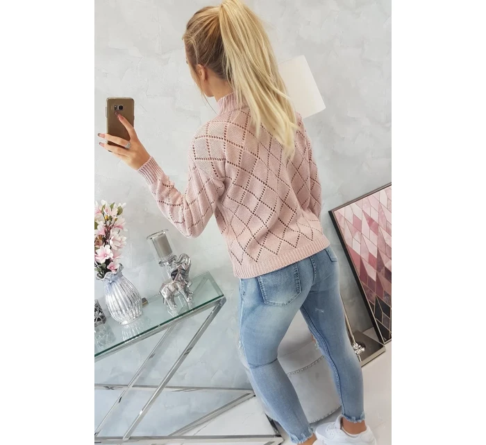 Svetr s polovičním rolákem a kosočtvercovým vzorem pudrově růžový