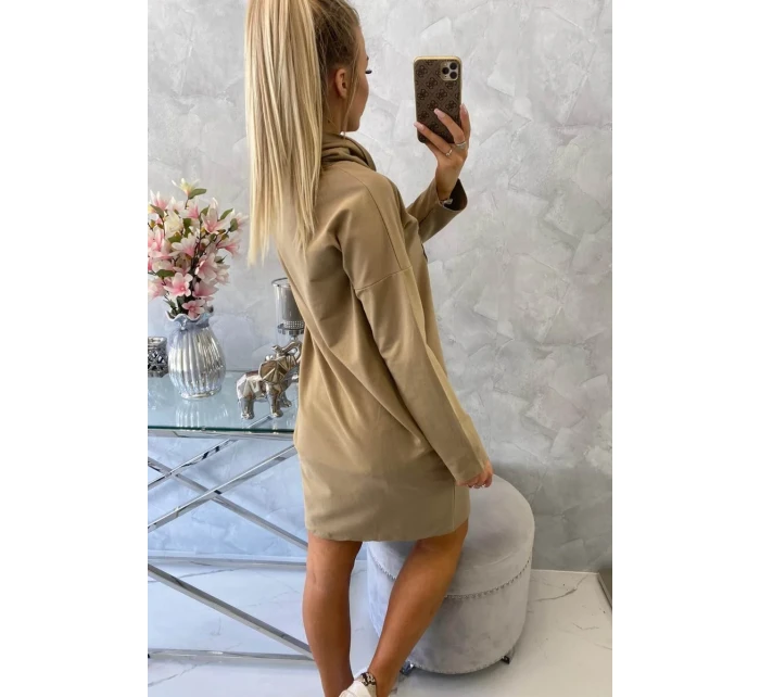 Velbloudí šaty s kravatou