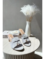 Dámské šedé sandály z semiše na podpatku model 21666896 - Boto Dámské šedé sandály z semiše na podpatku model 21666896 - Boto