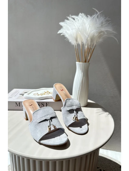 Dámské šedé sandály z semiše na podpatku model 21666896 - Boto Dámské šedé sandály z semiše na podpatku model 21666896 - Boto