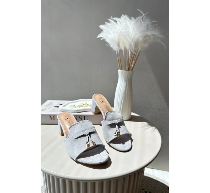 Dámské šedé sandály z semiše na podpatku model 21666896 - Boto Dámské šedé sandály z semiše na podpatku model 21666896 - Boto