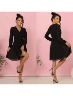 ISABELLE plisované šaty s dlouhými rukávy a výstřihem BLACK model 21215944 - numoco ISABELLE plisované šaty s dlouhými rukávy a výstřihem BLACK model 21215944 - numoco